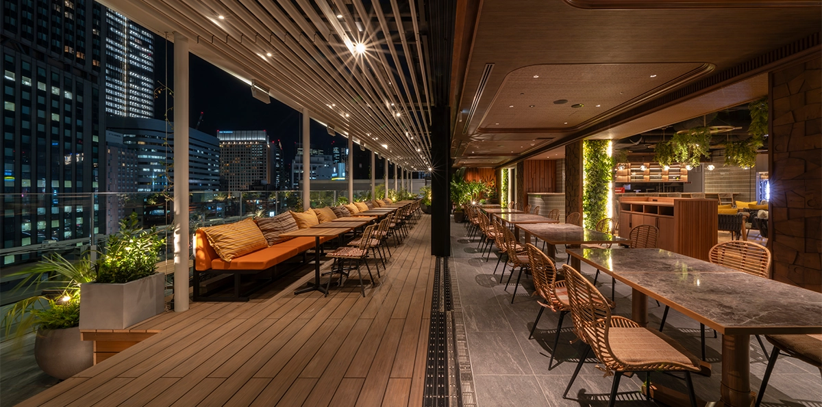 在酒店最頂層的餐廳吃晚餐