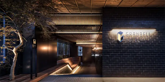GRANBELL HOTEL KYOTO本館是設計式飯店，距離祗園四條站僅需步行2分鐘。