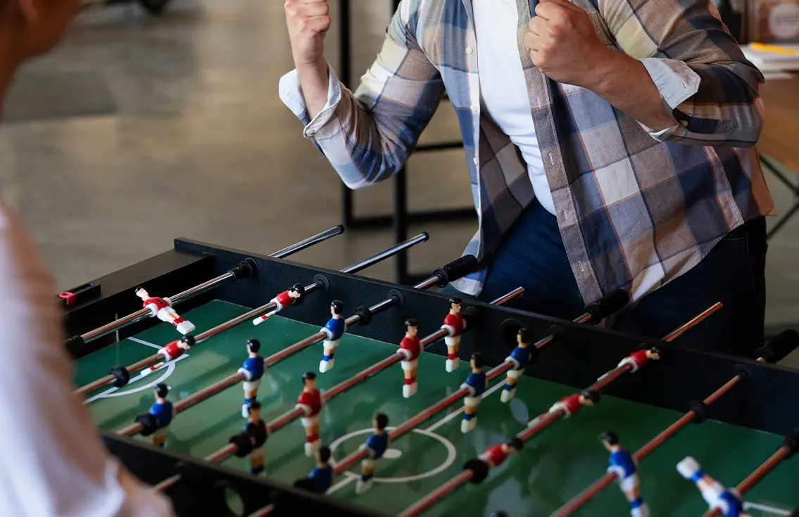 テーブルサッカーで盛り上がる