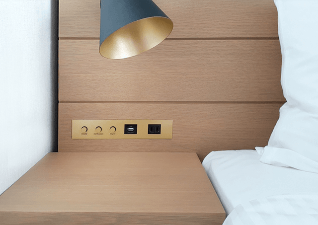 全客室共通設備／ベッド脇コンセント