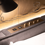 所有客房通用/枕邊插座