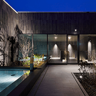 頂層13樓設有天空露天浴池