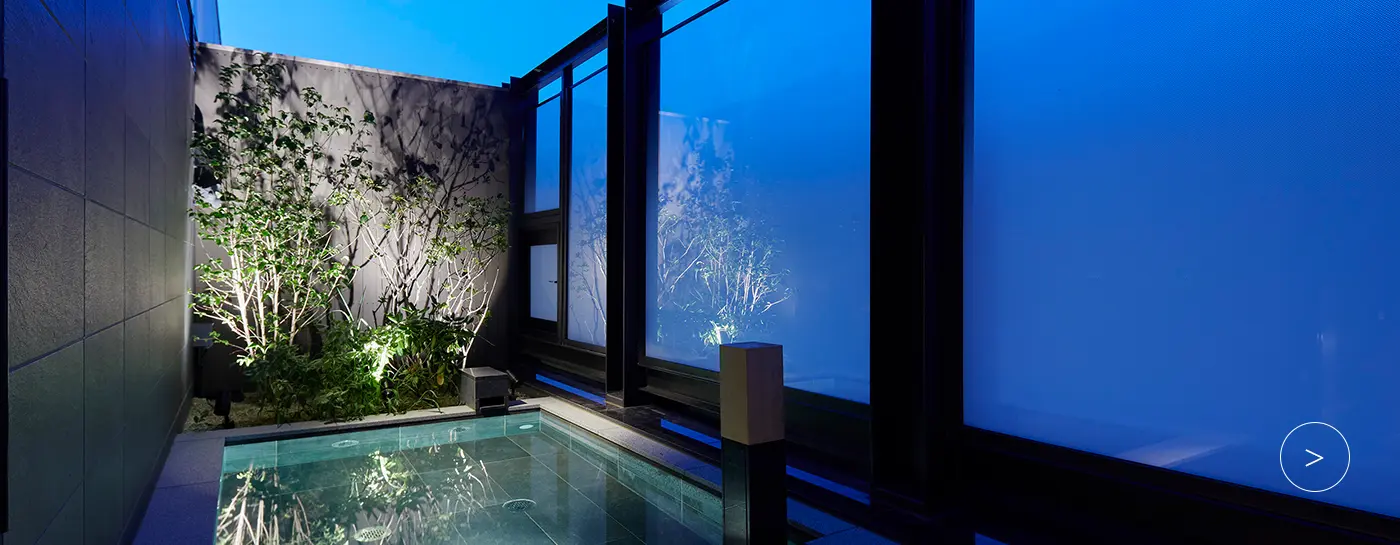 飯店頂樓的露天浴池